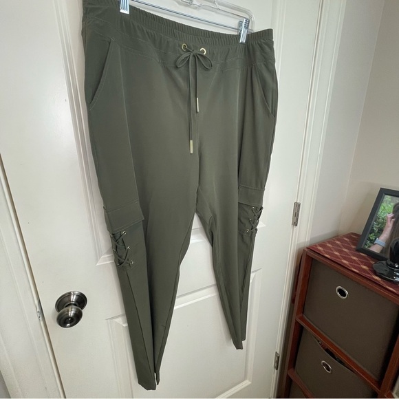 Chico’s Zenergy Green Activewear Jogger Pants - Picture 7 of 16